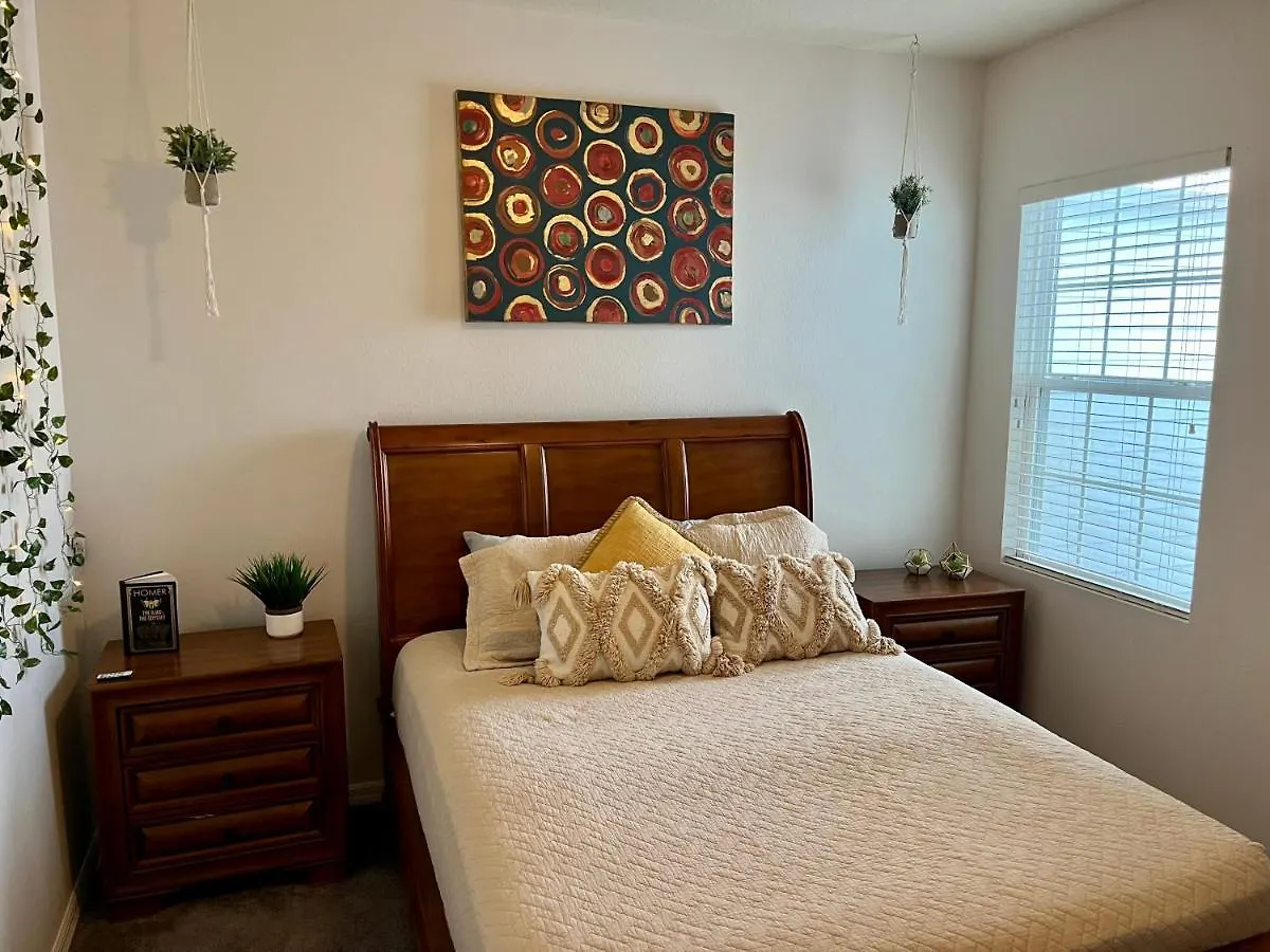 East Orlando Themed Townhome W/ Pool Access 0*,